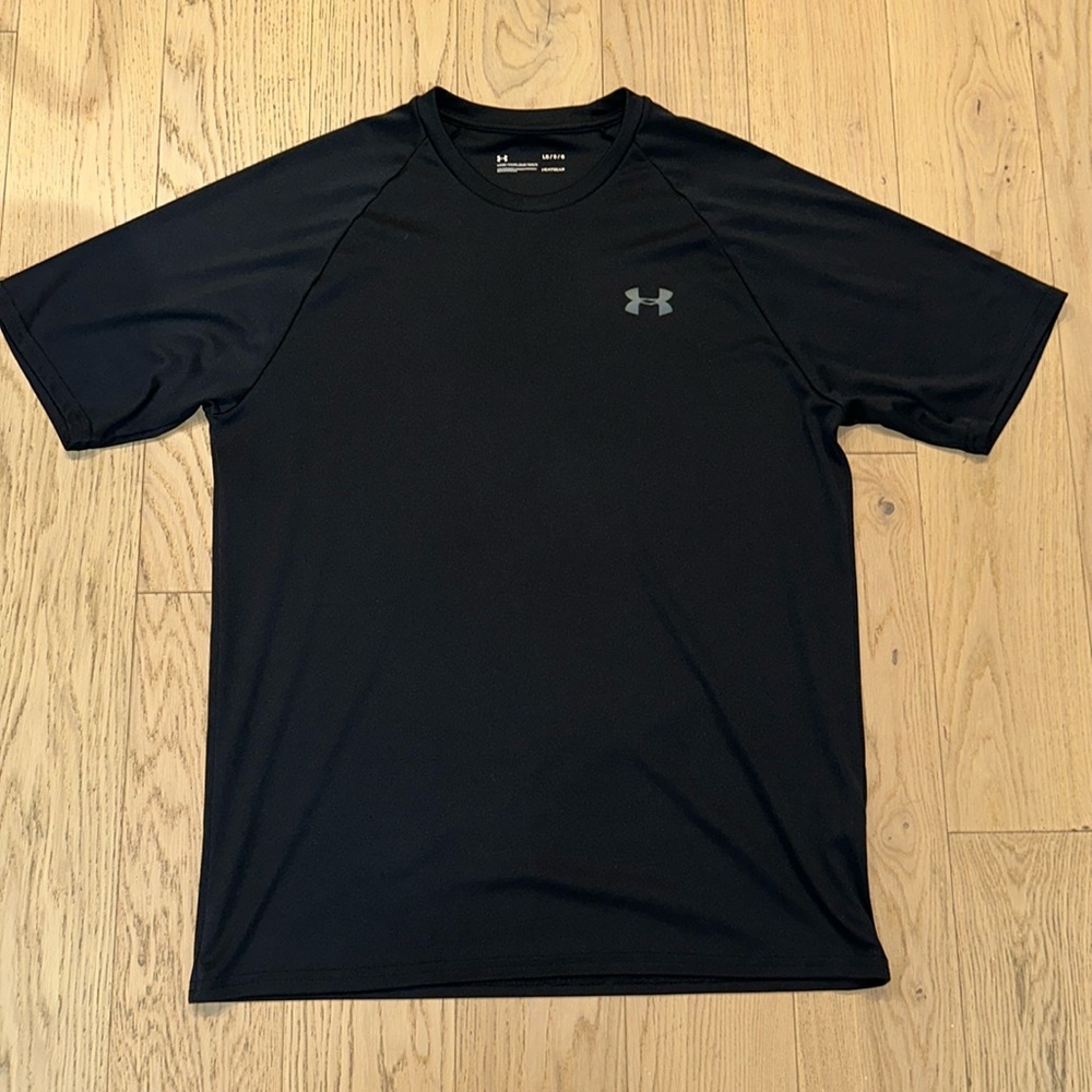 Under Armour T-Shirt 
Black Color - Size: Large
Good Condition